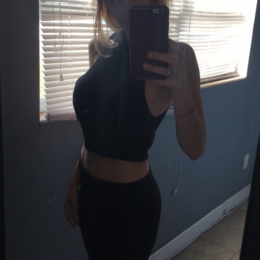 SOLDMock Neck Sleeveless Crop Top - Picture 6 of 7